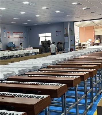 野菜を売りながら電子ピアノを弾くおじさん。